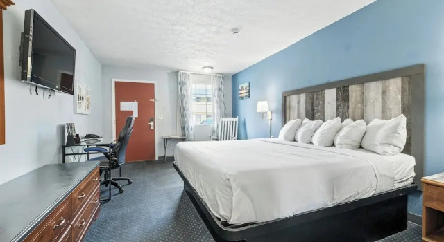 Двухместный номер Standard Days Inn & Suites by Wyndham Terre Haute