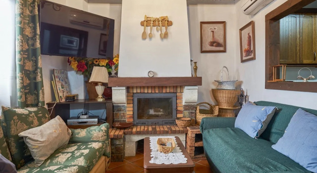 Villa With 6 Bedrooms in Puebla de Don Rodrigo, With Wonderful Mountain View, Private Pool, Furnished Balcony, Varaa Villa Mökit kohteessa Castilla-La Mancha, Mökki