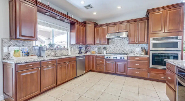 Коттедж с 5 комнатами Large Las Vegas Home w/ Pool, Hot Tub + Game Room