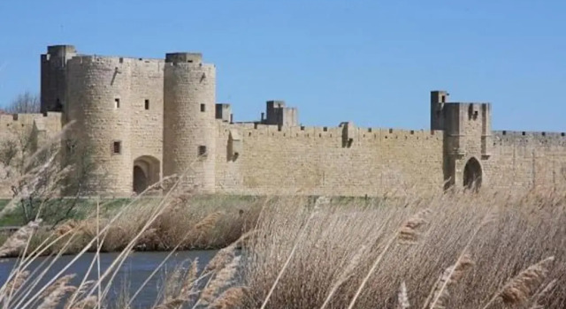 Chambre à 500 m des remparts, Rezerwuj Hotel Hotele w Camargue z parkingiem, Parking