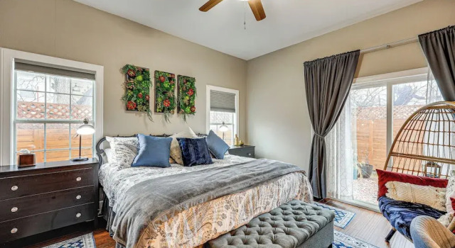 Artsy Bungalow w/ Yard in Dtwn San Antonio, Rezerwuj Dom wakacyjny Domki letniskowe w Bexar County, Domek