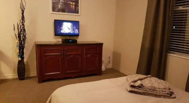 Cozy Little Studio #16 by Amazing Property Rentals, Rezerwuj Hotel Hotele w Outaouais z parkingiem, Parking