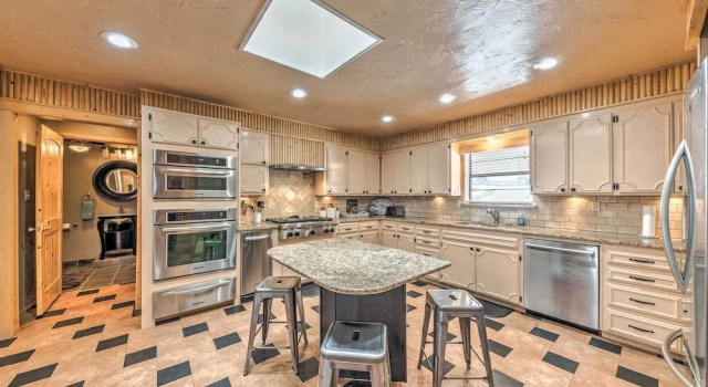 Коттедж Spacious Ruidoso Home w/ Hot Tub & Fireplaces