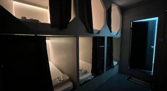 Кровать в общем номере Central Pod Capsule Hostel
