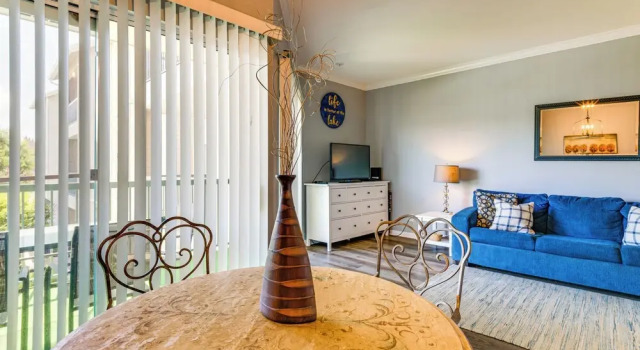 Lake Conroe Condo w/ Pool Access + Balcony!, Varaa Huoneisto Hotellit Lake Conroe pysäköinnillä, Pysäköinti