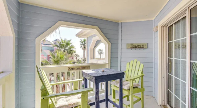 Walk to Babe's Beach! 3rd-floor Condo w/ Pool