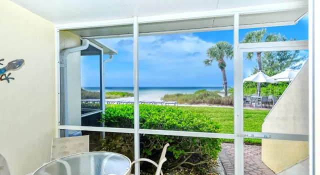 Апартаменты LaPlaya 101A Step out to the beach from your screened lanai Light and bright end unit