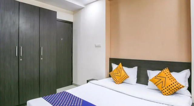 Varma Imperial Hotel by OYO Rooms, Забронировать Отель Сурат штат Гуджарат