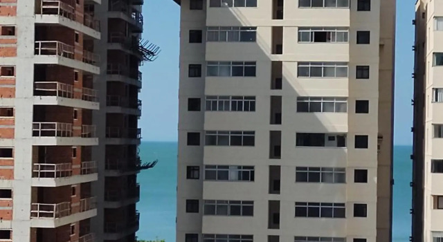 Apartamento vista para o mar, com suíte, elevadores e garagem
