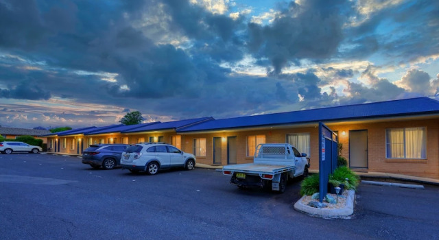 Edward Parry Motel and Apartments, Забронировать Мотель Тамуорт New England NSW