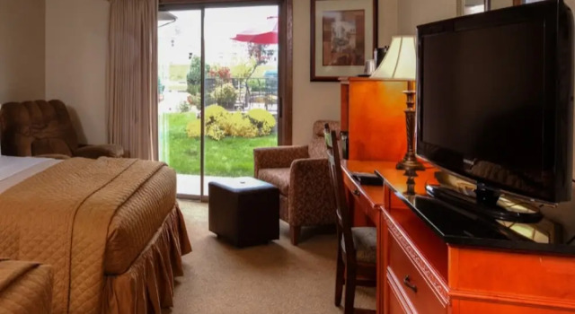 Четырёхместный номер Standard с видом на бассейн The Foothills Inn