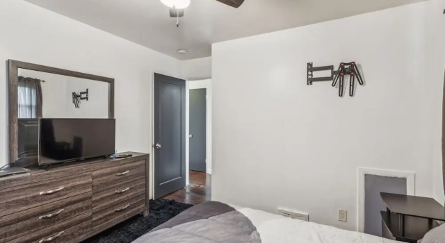 Queen G2 Mansion 3 Bedroom Home by RedAwning