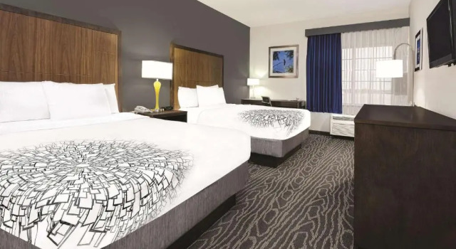 Четырёхместный номер Deluxe La Quinta Inn & Suites by Wyndham Mercedes Outlet Mall