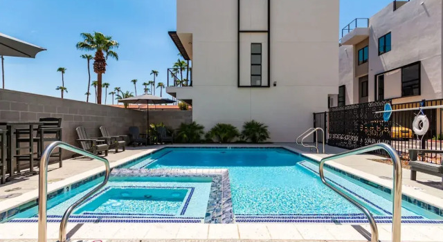 Апартаменты Papago Lux Townhouse 4level Oasis w Rooftop Lounge