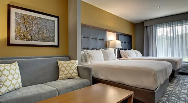 Четырёхместный люкс Holiday Inn Express Hotel & Suites Albany by IHG