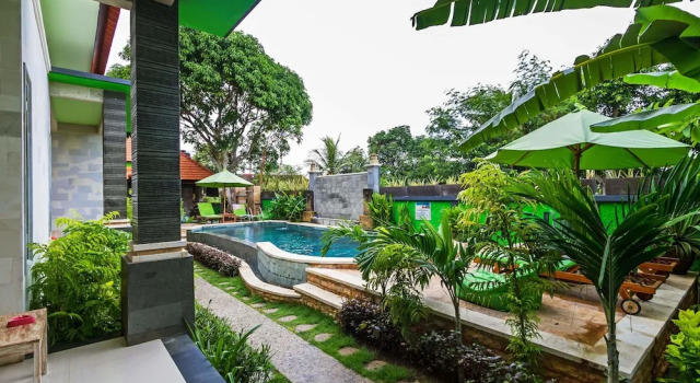 Кровать в общем номере Lembongan Hostel