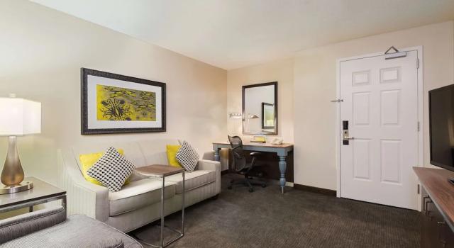 Четырёхместный полулюкс Hilton Garden Inn Westbury