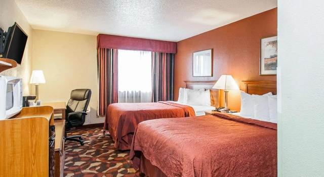 Четырёхместный номер Standard Quality Inn & Suites Kansas City I-435N Near Sports Complex