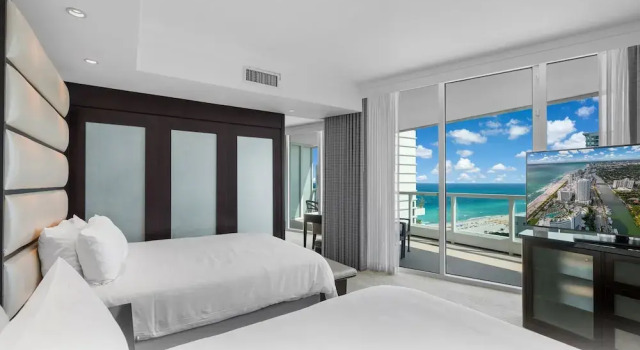 Полулюкс с балконом и с частичным видом на океан FB Miami Beach Tresor Private Luxury Suites