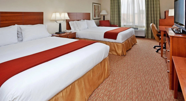 Четырёхместный номер Standard Holiday Inn Express Hotel & Suites Greensboro - Airport Area by IHG
