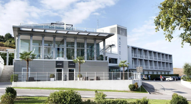Yoda Hotel Horizon, Book Hotel  