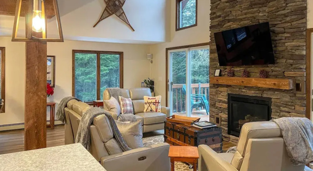 Коттедж Newly Renovated Home w/ Hot Tub, Deck & EV Charger