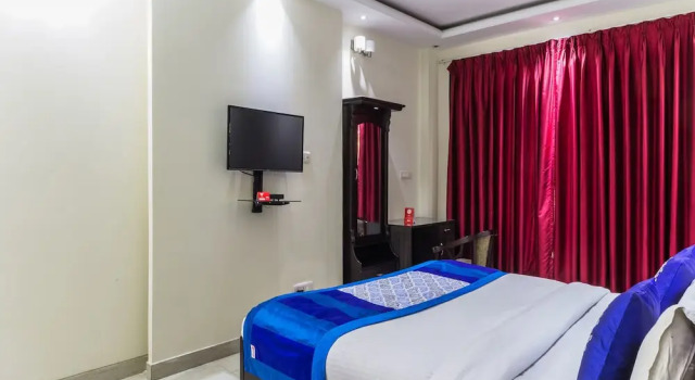 OYO 6796 Retreat Suites Inn