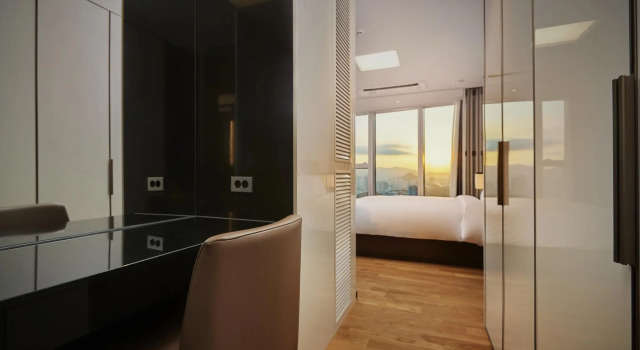 Ocean L Suite  (Beach View with 3 Bedrooms)