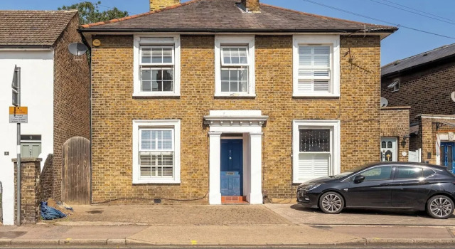Elegant 3BR Victorian Retreat, Free Parking