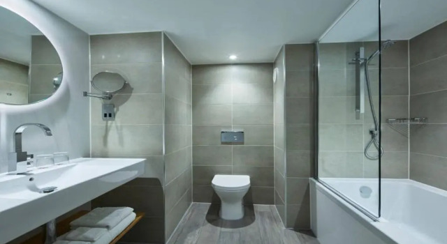 Четырёхместный номер Standard Manchester Marriott Victoria & Albert Hotel