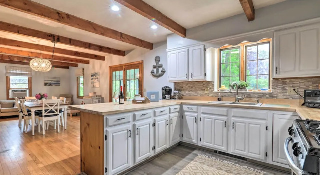 Коттедж Walk to Main Street: Cozy Cottage in Hyannis