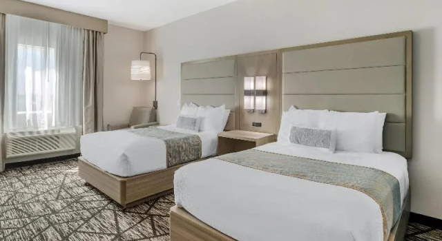 Четырёхместный номер Standard Best Western Plus Mid County