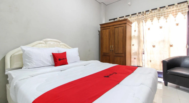 RedDoorz near Solo Balapan Station 2, Boek Hotel Solo. Central Java