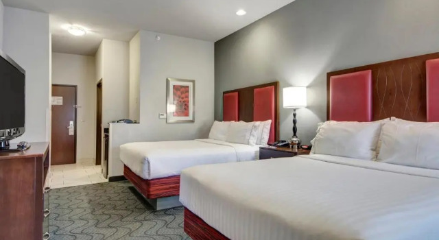 Четырёхместный номер Standard Holiday Inn Express and Suites Oklahoma City North by IHG