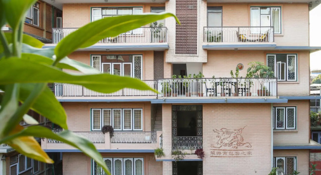 Кровать в общем номере Kathmandu Nomad hotel