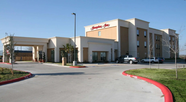 Кровать в общем номере Hampton Inn La Grange