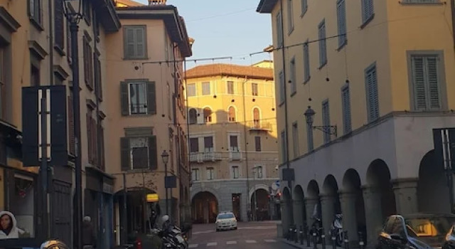 Cute  Cozy  Moroni 13, Забронировать Отель Бергамо Bergamo Province, рядом с Пьяцца Веччиа
