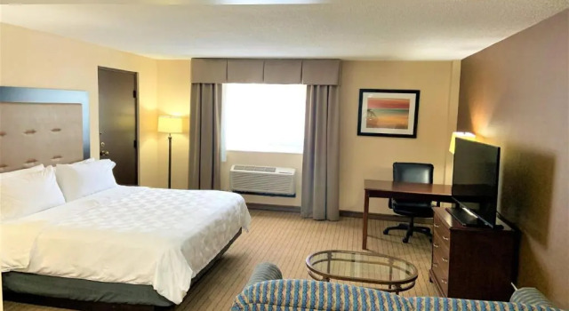 Двухместный номер Deluxe Holiday Inn & Suites Chicago-Carol Stream Wheaton by IHG