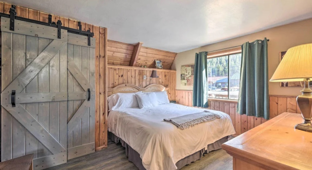 Коттедж Ski-in/ski-out Red River Cabin w/ Mtn Views!
