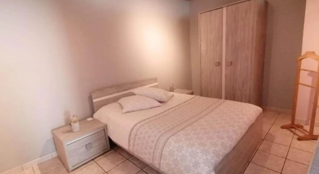 Superbe appartement de 65m2 proche de tout, Buchen Sie Ferienwohnung Hotels in Wallonien mit Parkplatz, Parkplätze