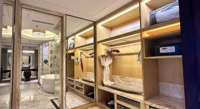 Executive Suite River & Holiday Maple Hotel