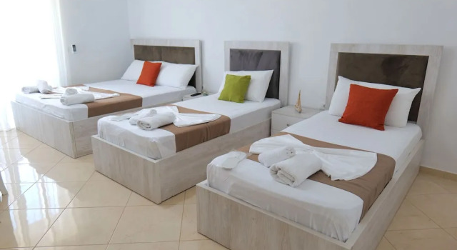 Standard Vierer Zimmer mit Balkon Shark Hotel