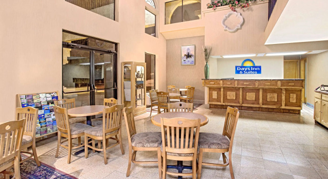 Days Inn & Suites by Wyndham Red Rock-Gallup, Book Hotel Hoteller i Gallup med pool, Swimmingpool