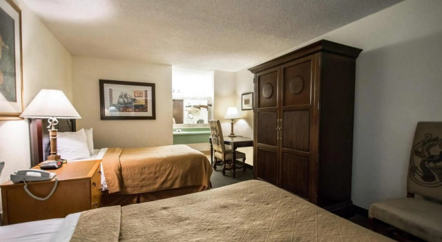 Quality Inn & Suites Eastgate, Rezerwuj Hotel Hotele w Kissimmee z parkingiem, Parking