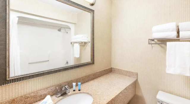 Четырёхместный номер Standard Aviator Hotel & Suites, Best Western Signature Collection