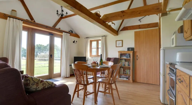 Lovely Holiday Home With Many Wooden Details in Nice Location, Varaa Hotelli 3 tähden hotellit kohteessa Merseyside, 3*