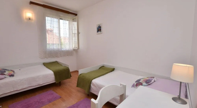 Apartment Varos, Забронировать Апартаменты/квартира Отели Примоштен с парковкой, рядом с Частный Пляж «Виллы Мирьяна», Парковка