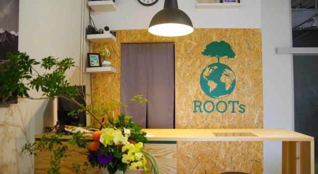 Travelers house ROOTs, Забронировать Хостел Такаока Тояма, рядом с Железнодорожная станция Син-Такаока
