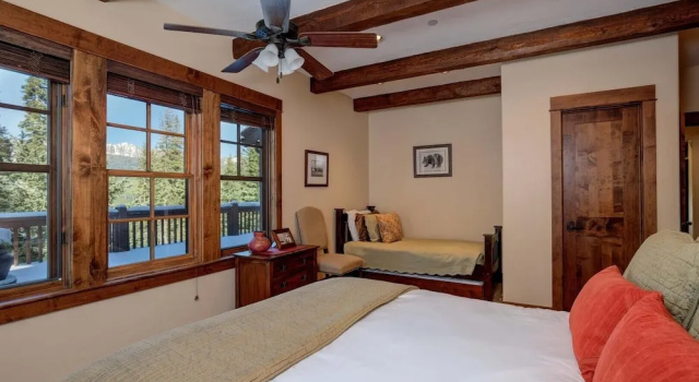 Коттедж с 4 комнатами 20 Peaks View 4 Bedroom Home by Moonlight Basin Lodging