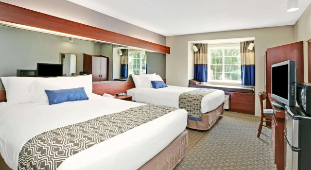 Четырёхместный номер Standard Microtel Inn & Suites by Wyndham Detroit Roseville